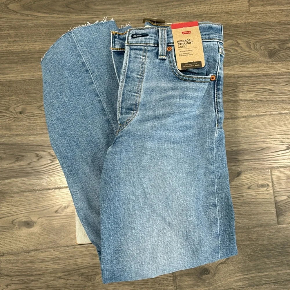 NWT Levi's Women's Ribcage Straight Ankle Jeans - Picture 3 of 6